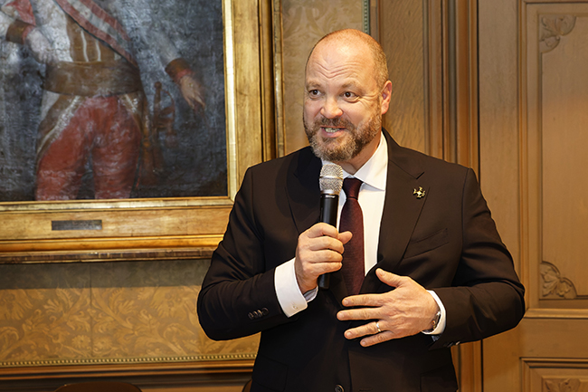 und nahem sp&auml;ter Dr. Michael Ziemons (CDU) die Eidesformel ab